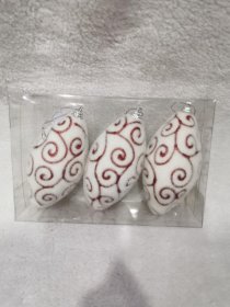 Eglutės žaisliukų rinkinys 3 vnt., balti, blizgūs, su raudonais raštais, skersmuo 8 cm.