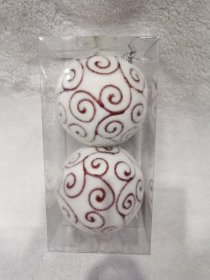 Eglutės žaisliukų rinkinys 2 vnt., balti, blizgūs, su raudonais ornamentais, skersmuo 10 cm.