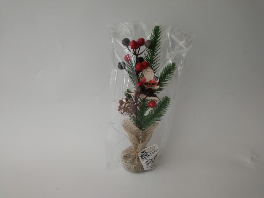 Kalėdinė dekoracija Eglutės šakelė, su kalėdų seneliu, konkorežiu ir raudonomis uogomis, 22 x 5 x 5 cm