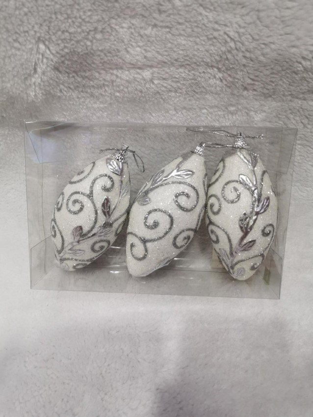 Eglutės žaisliukų rinkinys 3 vnt., balti, blizgūs, su sidabriniais raštais, skersmuo 8 cm.