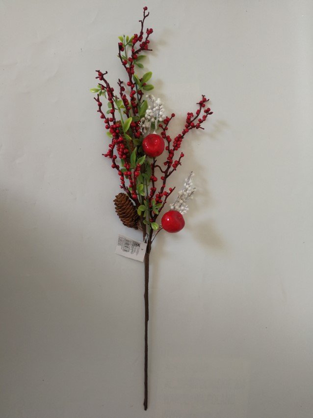 Dekoracija Šakelė, su keliomis raudonomis uogomis, kankorėžiu, žaliais mažais lapeliais, 66 cm
